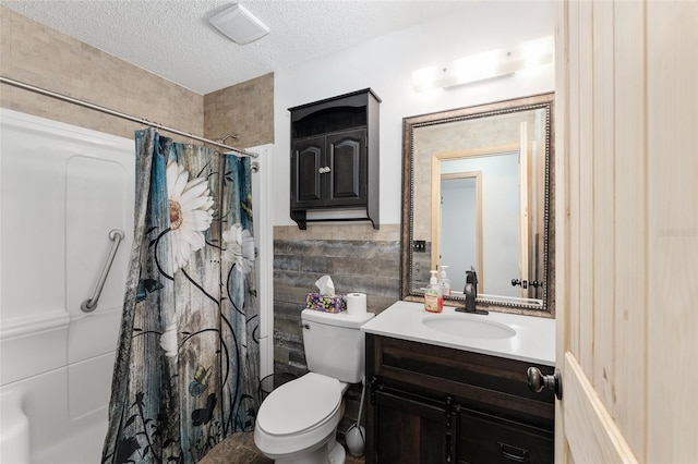 full bath with visible vents, toilet, a textured ceiling, a shower with shower curtain, and vanity