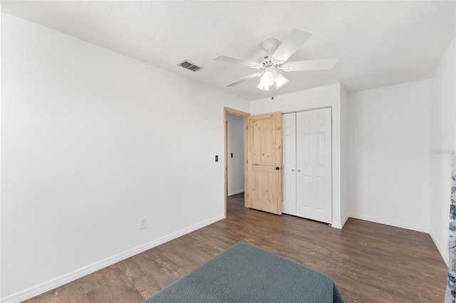 bedroom featuring visible vents, wood finished floors, a closet, baseboards, and ceiling fan