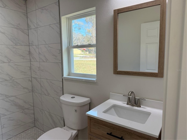 31 Juniper Pass Ln, Ocala, FL 34480 - full bathroom featuring vanity, plenty of natural light, toilet, and tiled shower