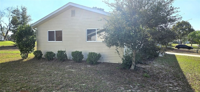 view of side of property featuring a lawn