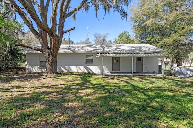 single story home featuring fence and a front lawn