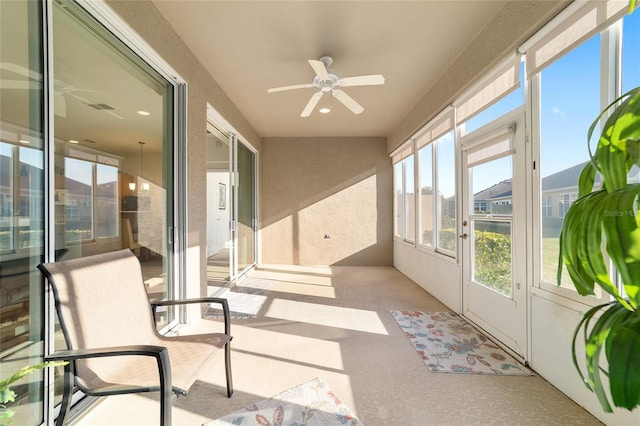 sunroom with ceiling fan