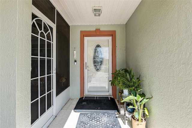 view of exterior entry with stucco siding