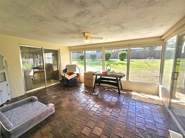 sunroom with ceiling fan