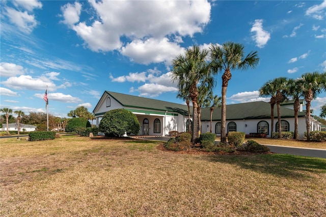 view of front of property with driveway and a front lawn