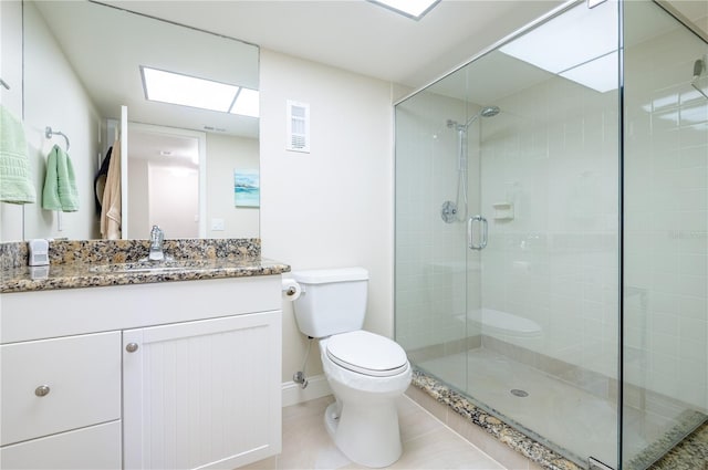 full bath featuring toilet, visible vents, vanity, baseboards, and a stall shower