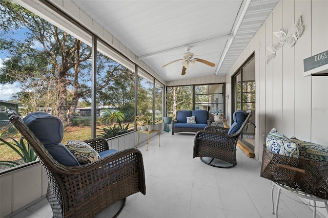 sunroom with ceiling fan