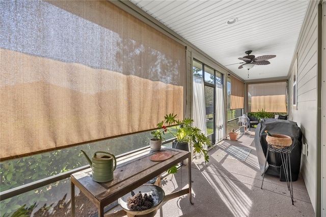 sunroom / solarium featuring a ceiling fan