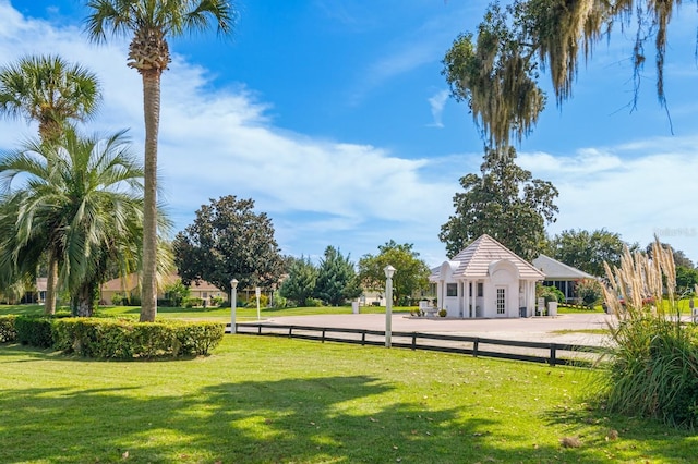 view of property's community featuring a yard