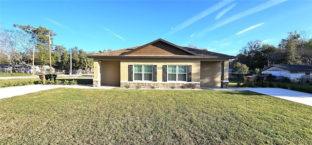 view of front facade featuring a front lawn and stucco siding