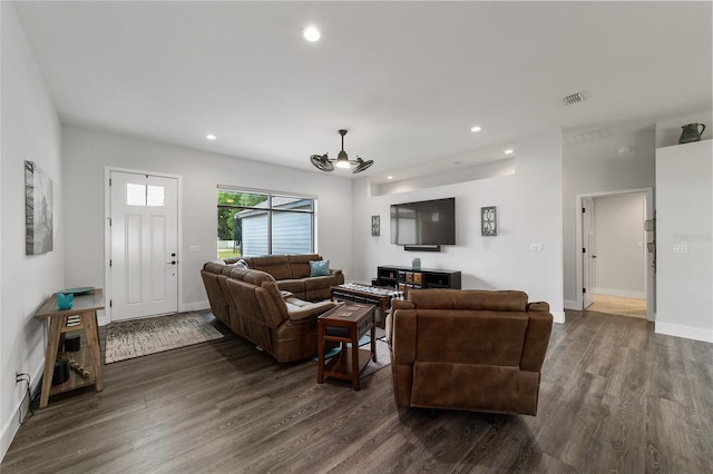 living area with baseboards, visible vents, dark wood-type flooring, and recessed lighting