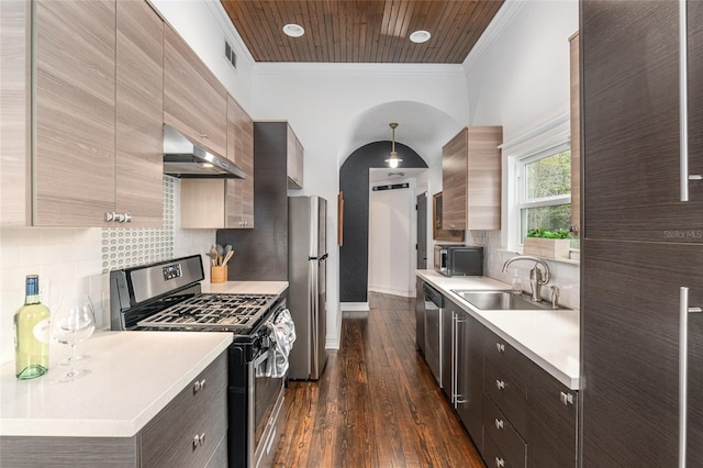 kitchen with visible vents, appliances with stainless steel finishes, a sink, under cabinet range hood, and backsplash