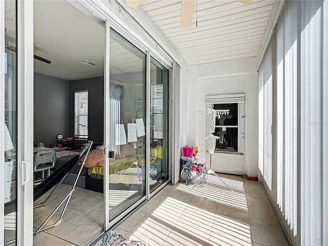 sunroom featuring visible vents and a ceiling fan