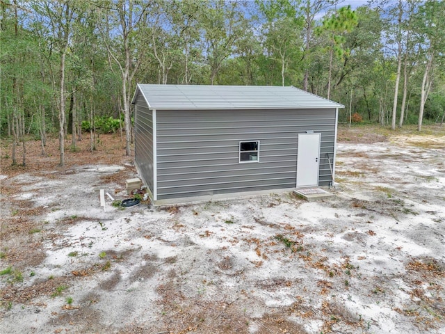 view of outdoor structure featuring an outbuilding