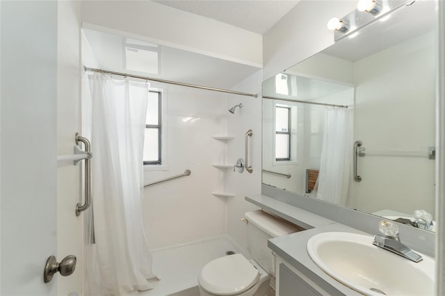 full bathroom featuring a textured ceiling, a shower with shower curtain, vanity, and toilet