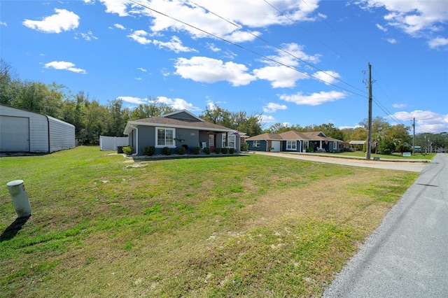 view of front of property featuring fence and a front lawn