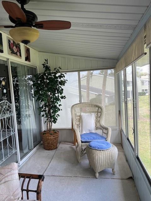 sunroom with ceiling fan