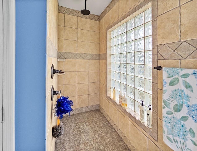 bathroom featuring a tile shower