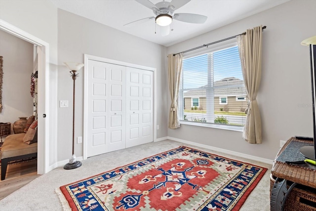 living area featuring ceiling fan, carpet floors, and baseboards