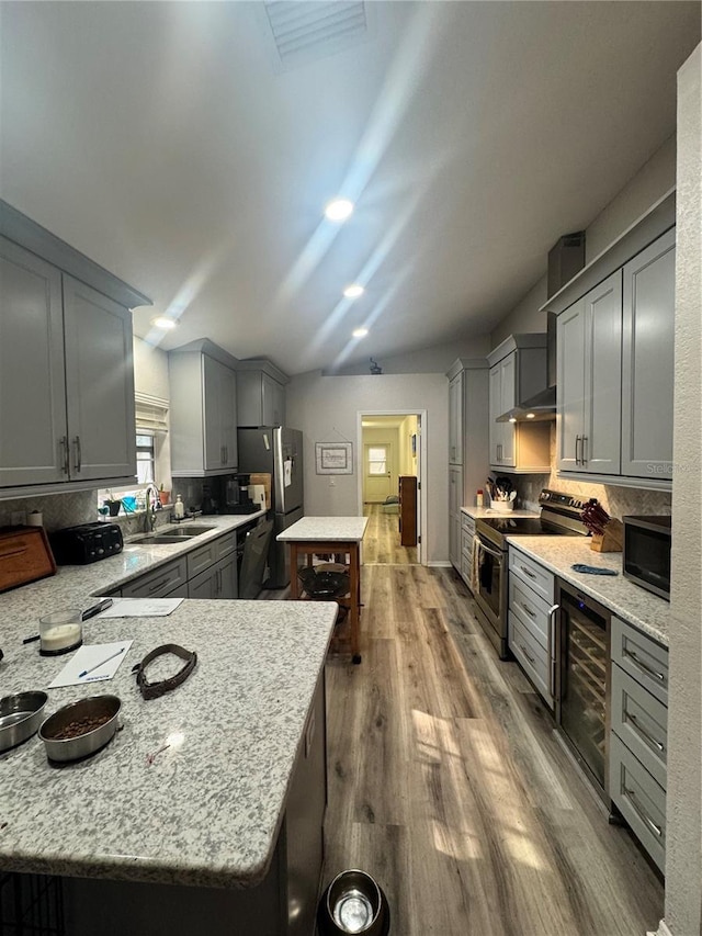 kitchen featuring wine cooler, a sink, appliances with stainless steel finishes, backsplash, and gray cabinets