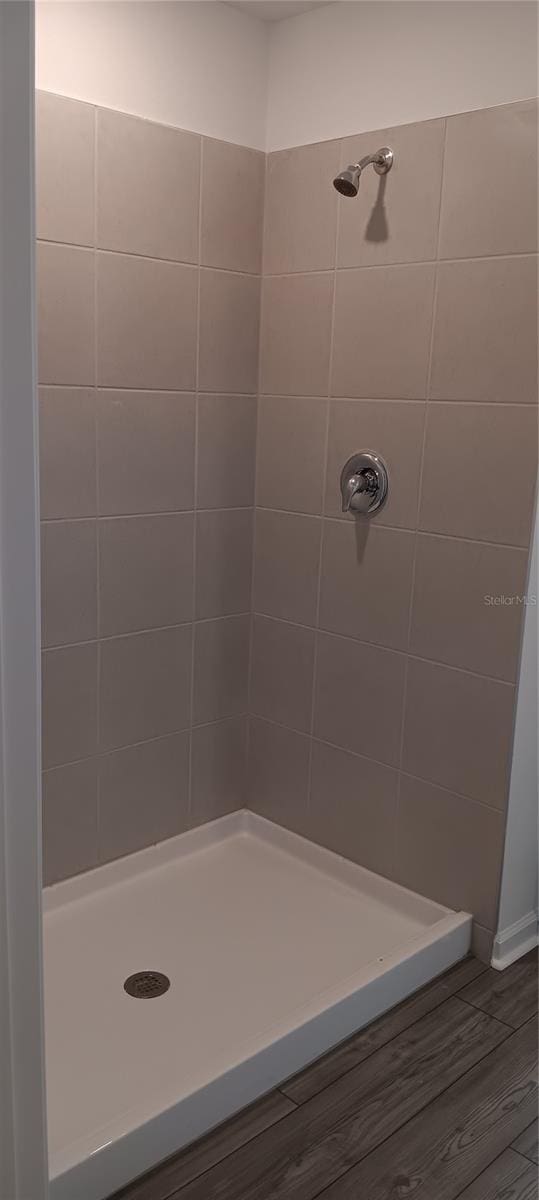 bathroom featuring tiled shower