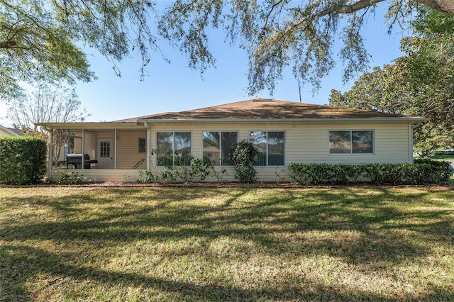 ranch-style home featuring a front lawn