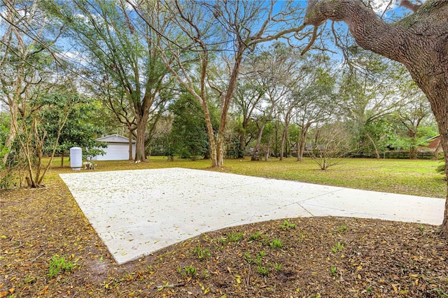 view of yard with an outdoor structure