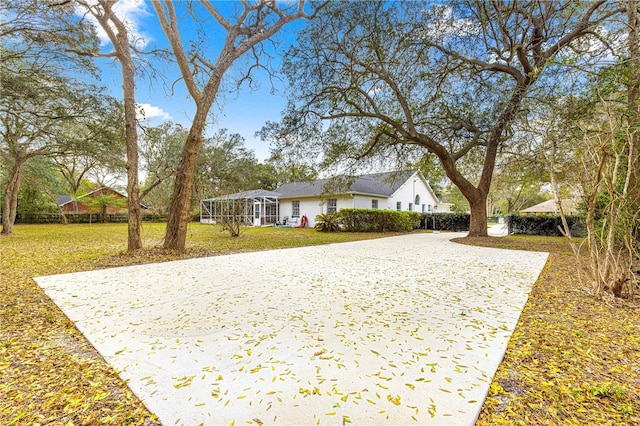 ranch-style home featuring a front lawn