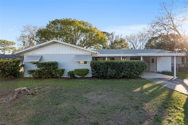 single story home with a front yard and driveway