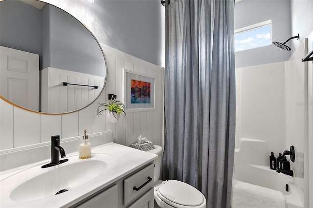 bathroom featuring a shower with curtain, vanity, and toilet