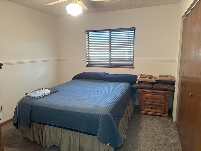 bedroom featuring carpet floors, a textured ceiling, and a ceiling fan