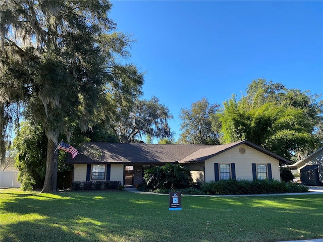 ranch-style home featuring a front lawn