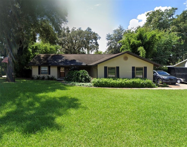 ranch-style house featuring a front lawn