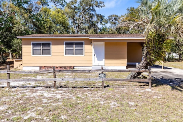 view of front of house featuring fence and driveway