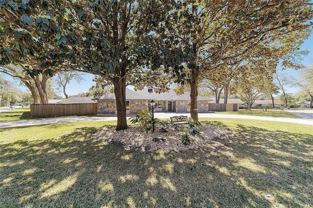 view of front facade with fence and a front yard