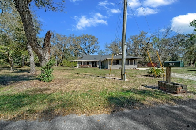 view of front of house featuring a front lawn