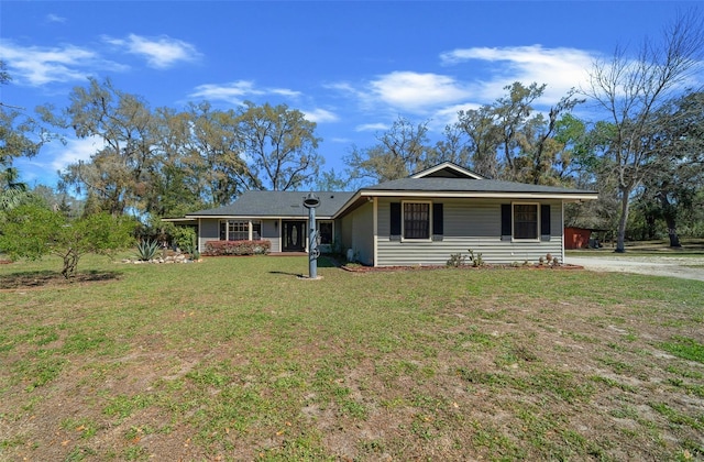 single story home featuring a front lawn