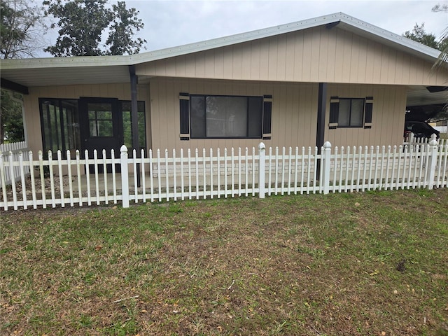 view of front of home featuring covered porch and a fenced front yard