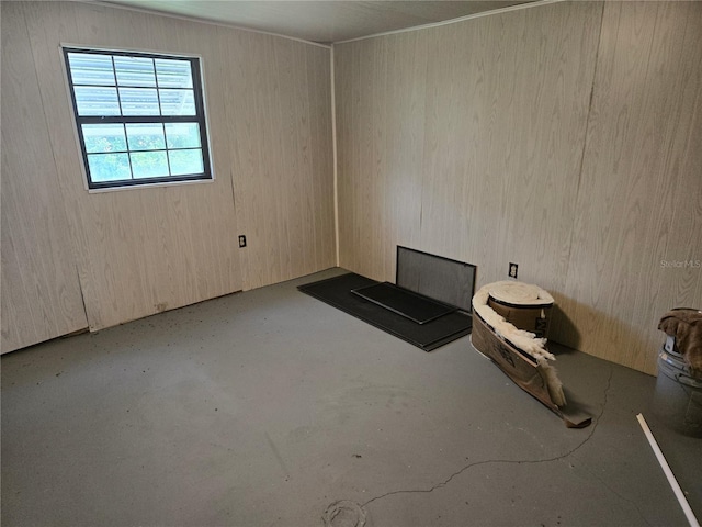 spare room featuring concrete flooring