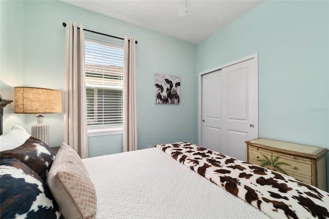 bedroom with a ceiling fan and a closet