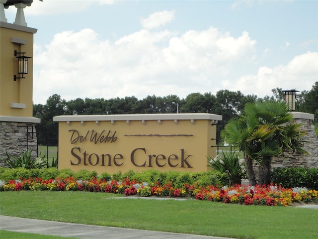 community sign with a yard