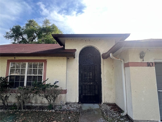 property entrance featuring stucco siding