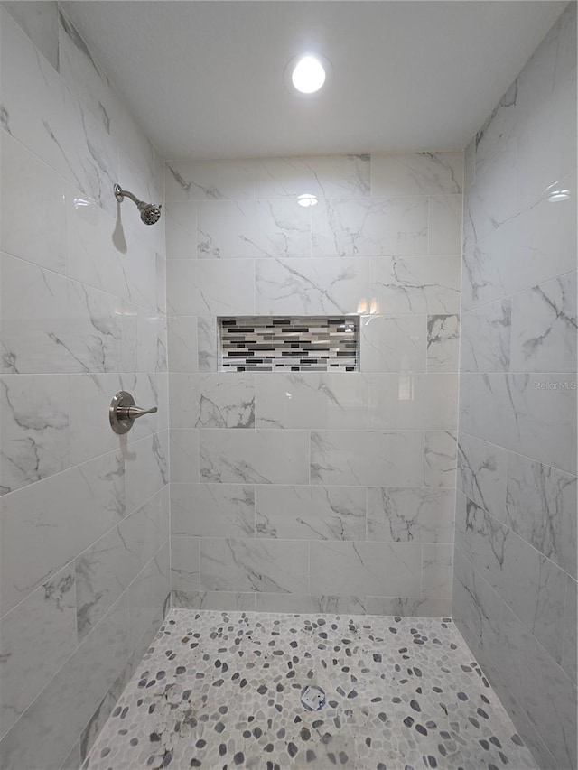 full bathroom featuring a tile shower