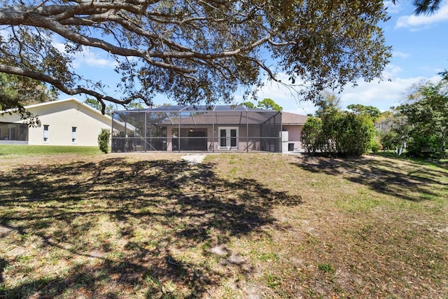 view of yard with a lanai