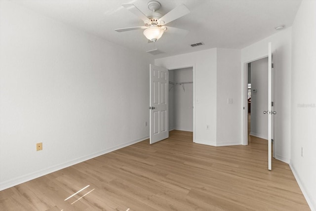 unfurnished bedroom with light wood-type flooring, visible vents, a closet, baseboards, and ceiling fan