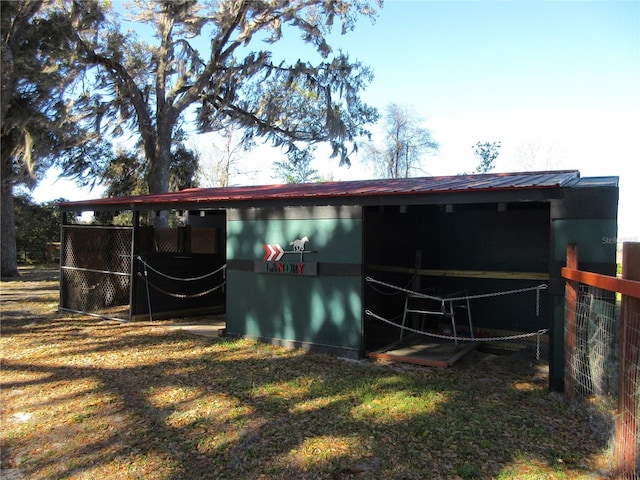 view of outdoor structure with an outbuilding