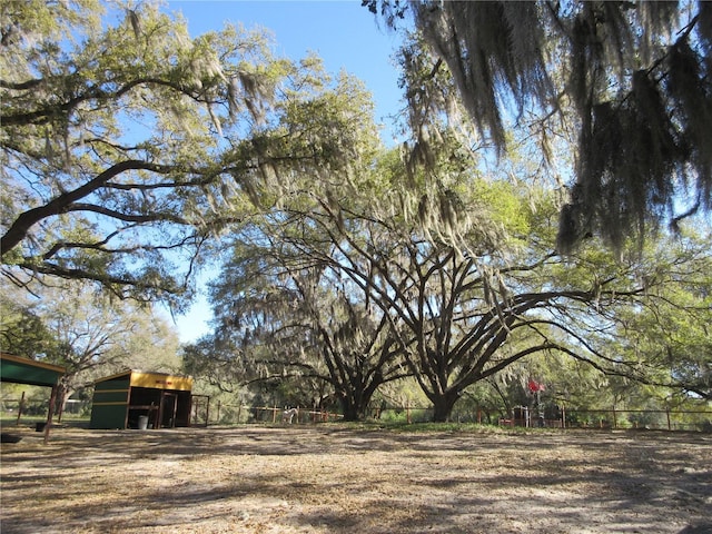 view of yard with an outbuilding