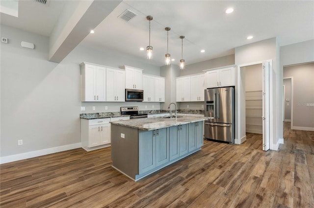 kitchen with visible vents, a sink, dark wood-style floors, white cabinetry, and appliances with stainless steel finishes