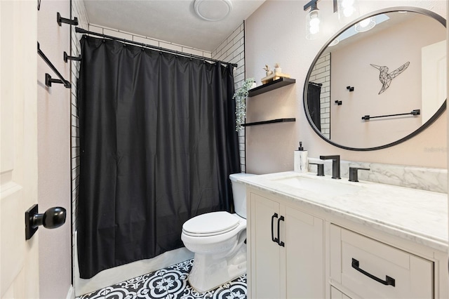 full bathroom featuring vanity, a shower with shower curtain, and toilet