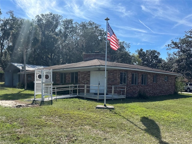 view of front of property featuring brick siding and a front yard